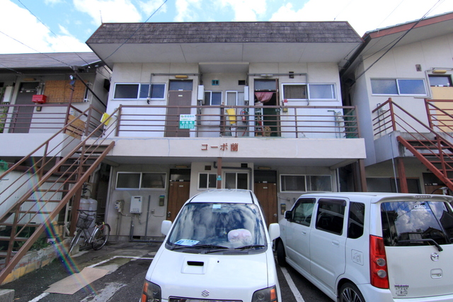 松山市朝生田町のアパートの建物外観