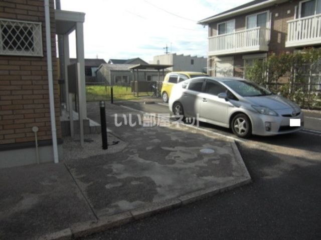 【四日市市大字東阿倉川のアパートの駐車場】