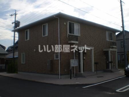 四日市市大字東阿倉川のアパートの建物外観