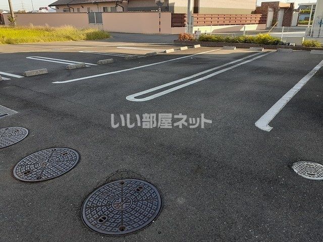 【カーサ　ヴィオラＢの駐車場】