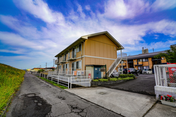 【岡山市中区兼基のアパートの建物外観】