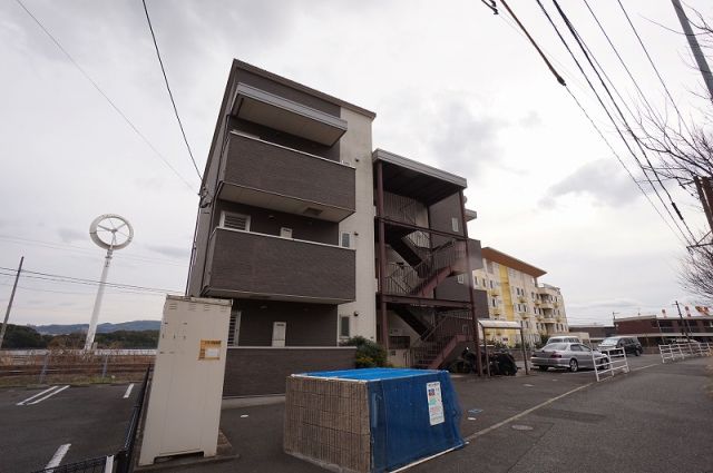 北九州市若松区くきのうみ中央のアパートの建物外観