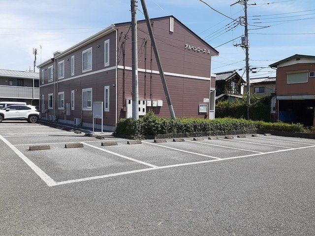 【館林市尾曳町のアパートの駐車場】