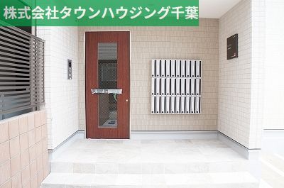 【千葉市稲毛区小仲台のマンションのエントランス】