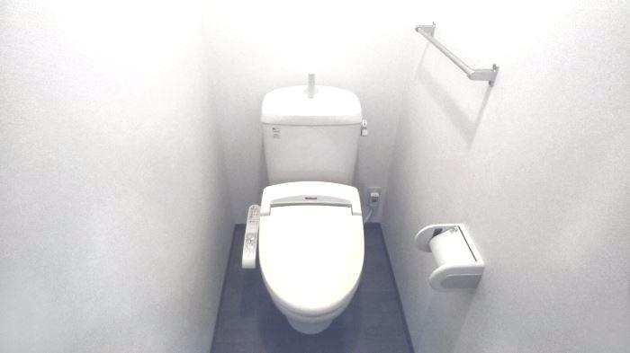 トイレ　温水洗浄便座付き