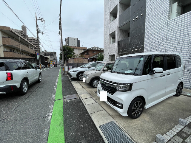 【倉敷市川西町のマンションの駐車場】