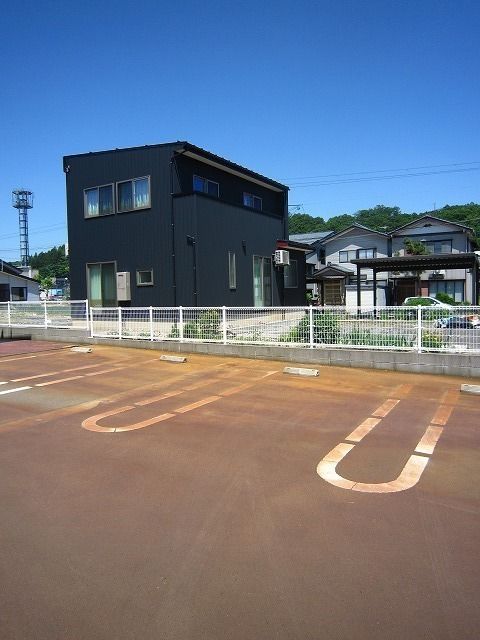 【見附市南本町のアパートの駐車場】