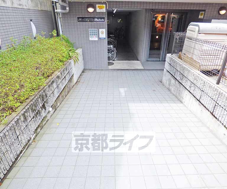 【京都市上京区道正町のマンションのエントランス】