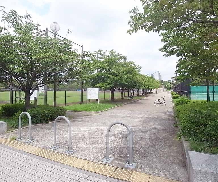 【京都市左京区岡崎円勝寺町のマンションの公園】