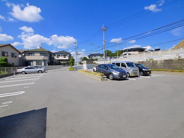 【生駒市小瀬町のマンションの駐車場】