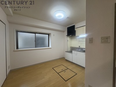 居室・リビング　床色が明るい色合いで、とてもきれいです。