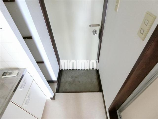 玄関　玄関です。傍らには靴を収納できるスペースがついております