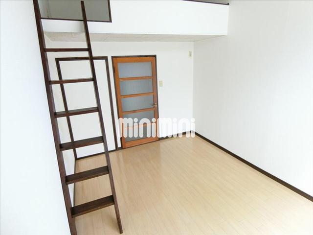 居室・リビング　６帖の洋室です。天井が高く開放感があります。