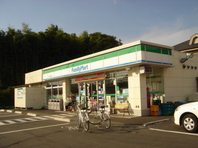 コンビニ　ファミリーマート八王子丹木町店（コンビニ）まで604m