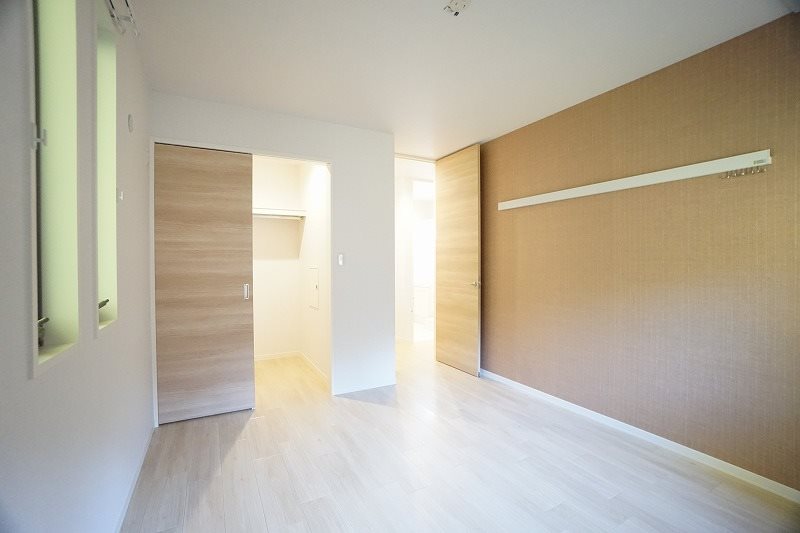 その他部屋・スペース　洋室は窓が2面あるので通風・日当たり良好です。
