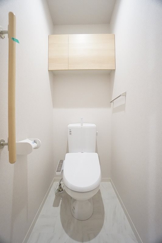 トイレ　ストック品の収納に便利な吊戸棚付きです。