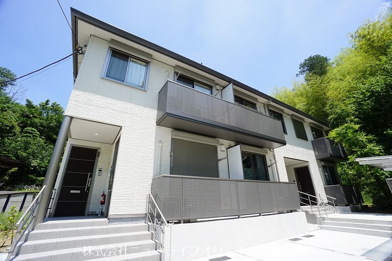 建物外観　閑静な住宅街に佇む、積水ハウスのシャーメゾン。