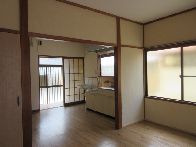 女布83-2 貸家の居間写真