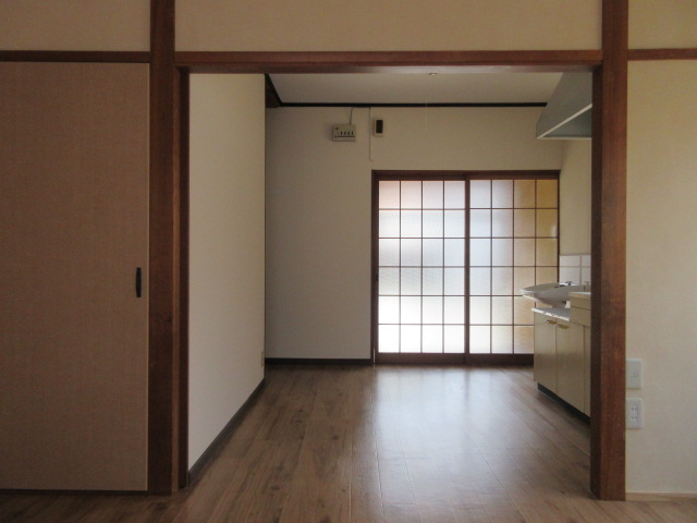 女布83-2 貸家の居間写真