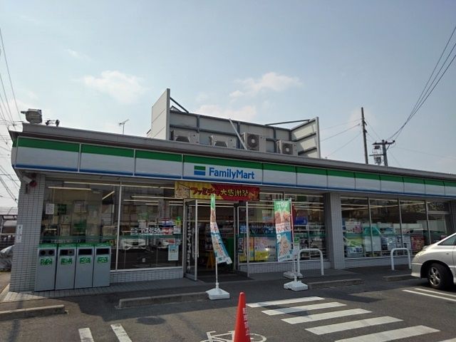 コンビニ　ファミリーマート（コンビニ）まで50m