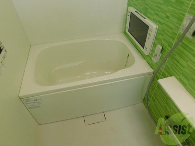 バス・シャワールーム　ＴＶ付きの浴室です