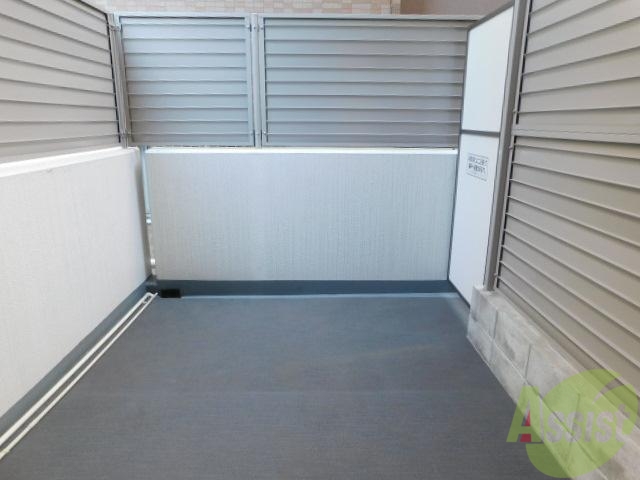 バルコニー　広々としたバルコニーですね