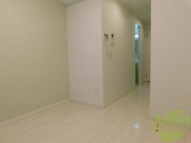 居室・リビング　白を基調とした清潔感のある洋室です