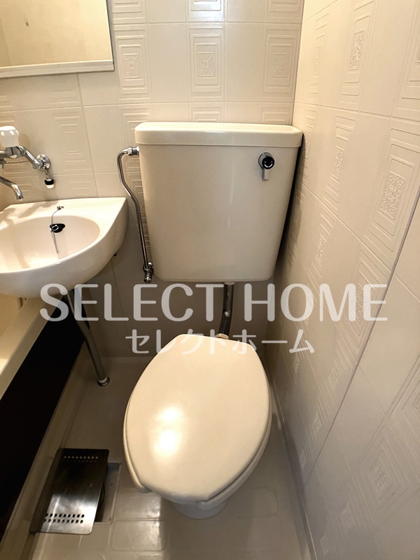 トイレ　落ち着いた色調のトイレです