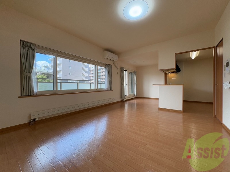 居室・リビング　木目のフローリングは落ち着きのある印象のお部屋になりますね。