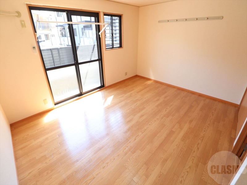 居室・リビング　１０．５帖の広々とした洋室です