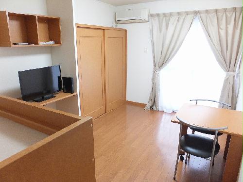 居室・リビング　カーテンやテーブル、テレビも備え付けです