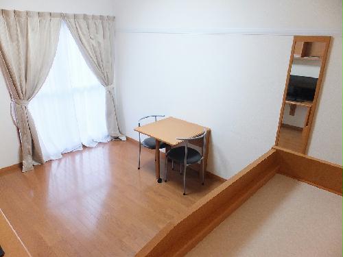 居室・リビング　テーブルは折り畳み式です