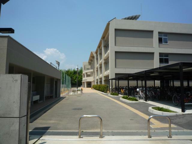 中学校　鳴門市立大麻中学校（中学校）まで1463m