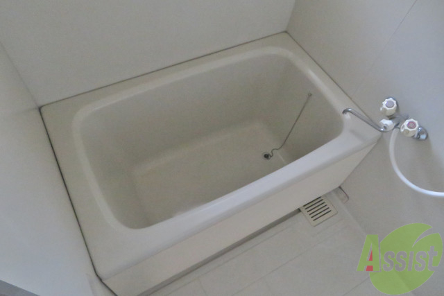 バス・シャワールーム　幅のある浴槽でゆったりできそうです