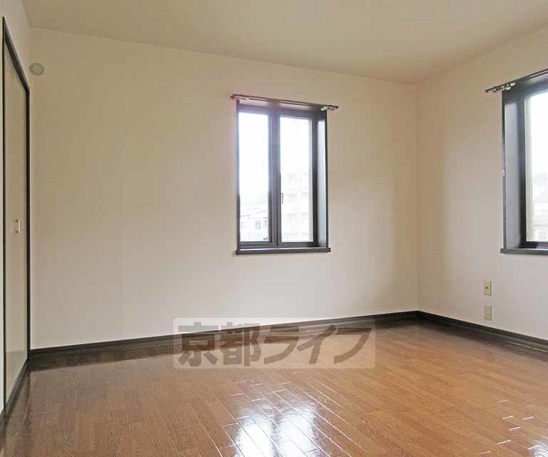 居室・リビング　窓が多く明るい室内です！