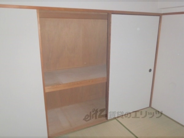 収納　二段に分かれた押し入れです。