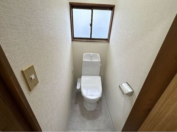東武小泉線 東小泉駅 徒歩6分 2階建 築42年のトイレ写真