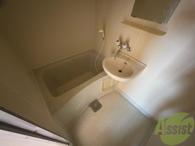 バス・シャワールーム　シンプルなお風呂です。一日の疲れをたっぷりと癒してくれます。