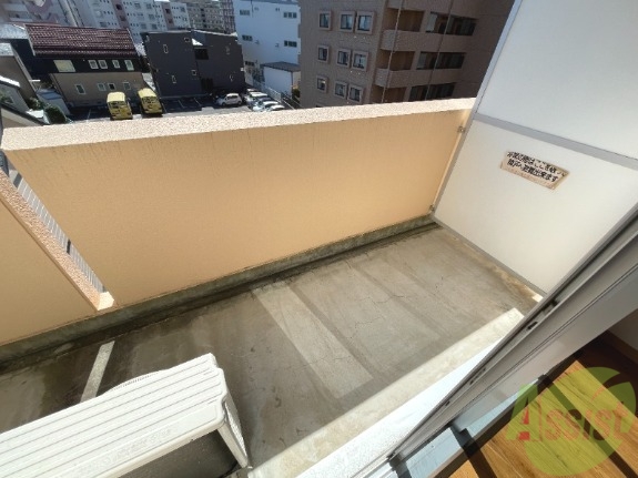 バルコニー　バルコニーはこちらです。広いのでのびのびと作業ができますね