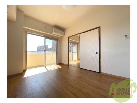 居室・リビング　こちらがリビングです。窓から陽が差し込んで明るいお部屋ですね