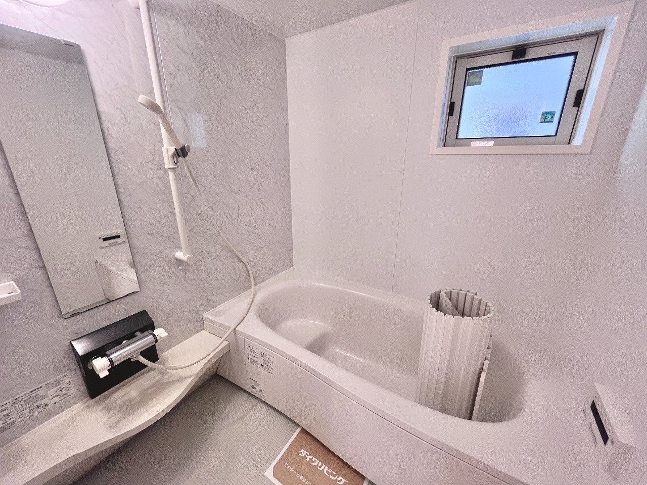 バス・シャワールーム　お風呂部分・追炊き機能付き♪窓があり、湿気対策も◎