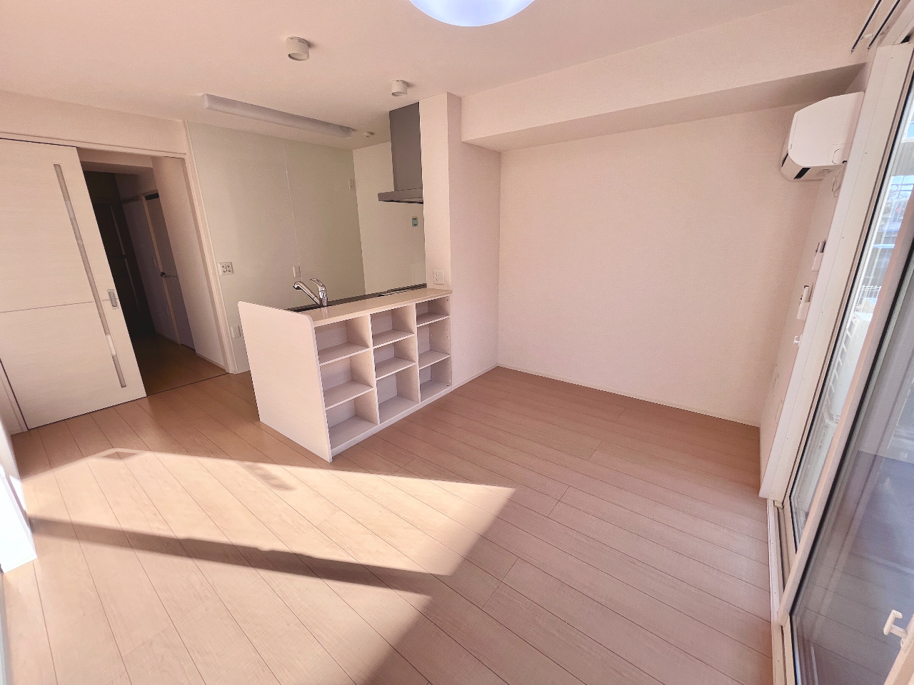 居室・リビング　リビング部分・日当たり良好です♪フローリングもきれいです◎