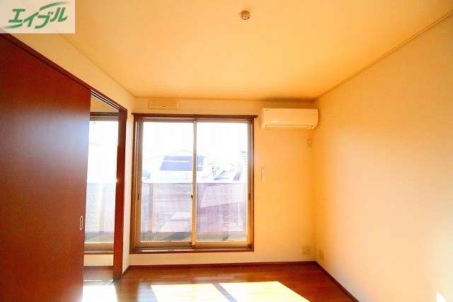 居室・リビング　同物件別部屋の写真です