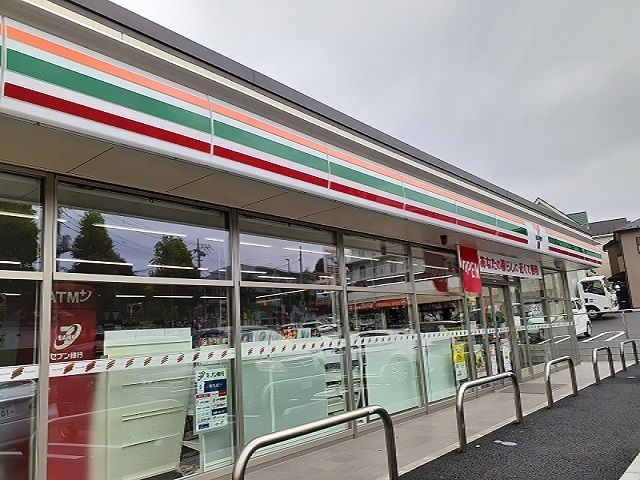 コンビニ　セブンイレブン（コンビニ）まで550m
