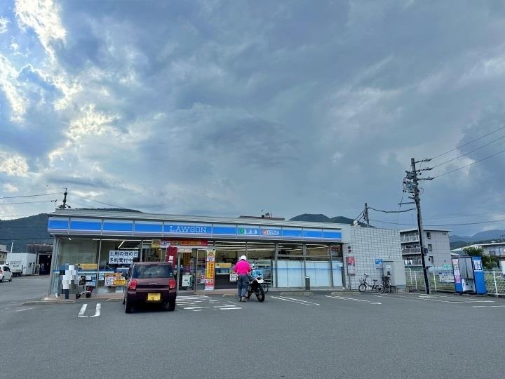 コンビニ　ローソン新伝馬1丁目店（コンビニ）まで550m