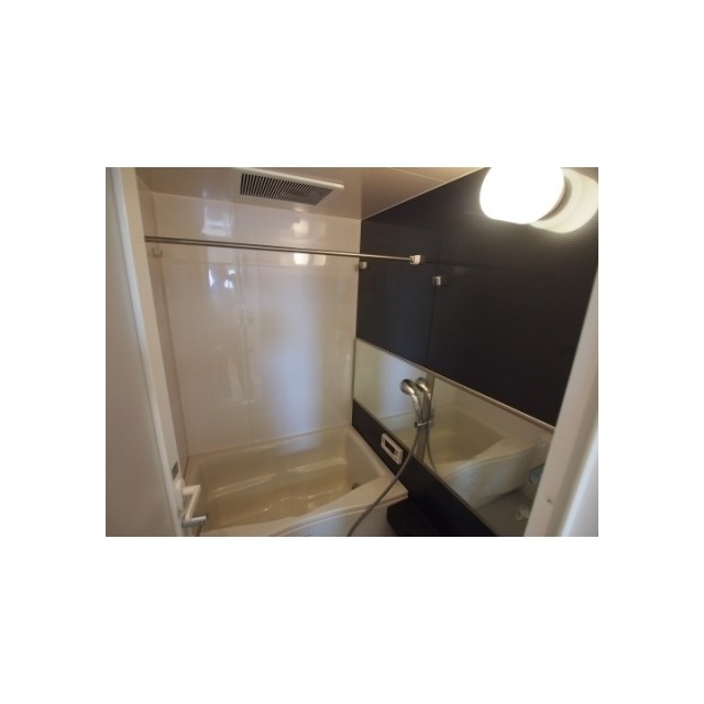 バス・シャワールーム　清潔感のあるお風呂