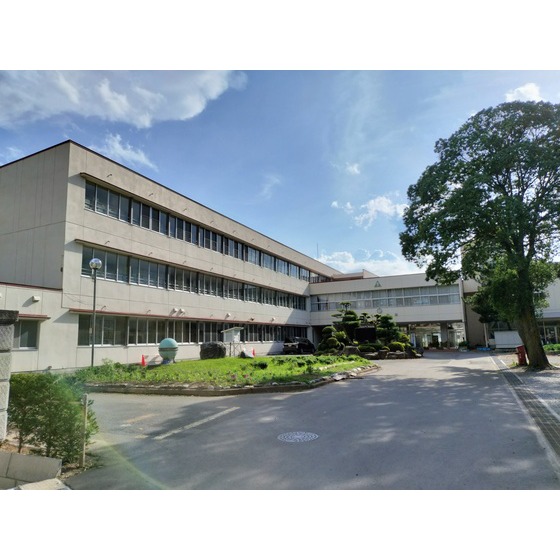 小学校　千曲市立埴生小学校（小学校）まで698m