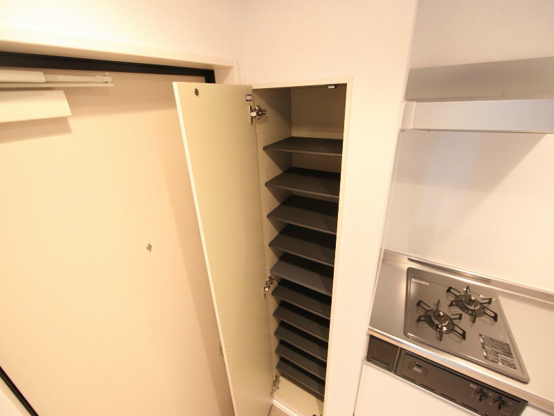 玄関　玄関　シューズボックス付（収納充実してます）