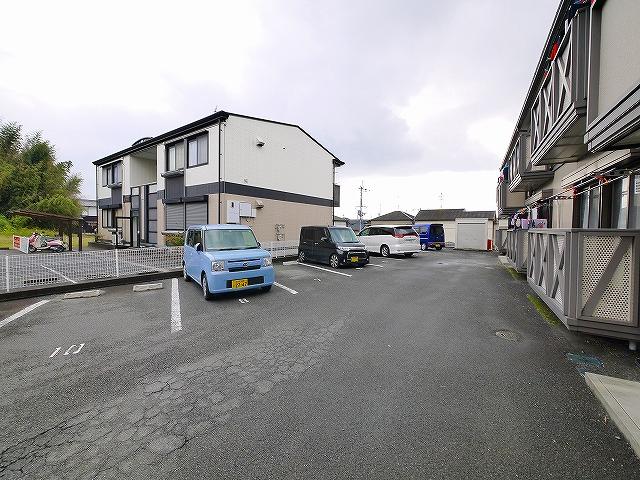 駐車場　駐車場に車を止められます