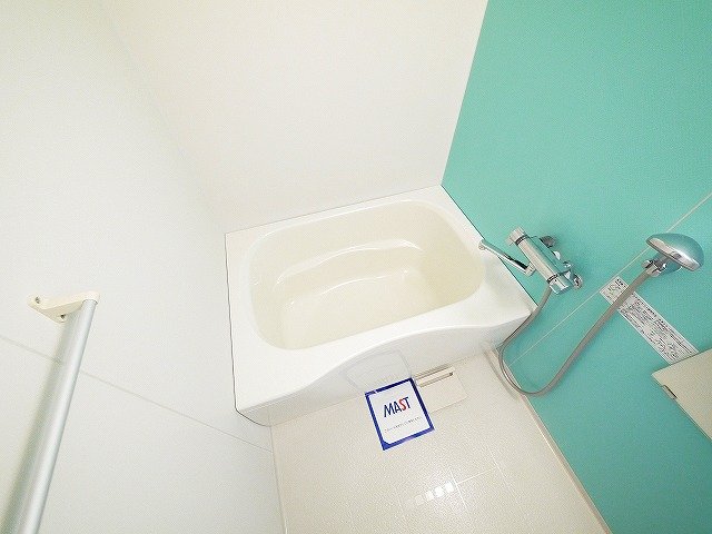 バス・シャワールーム　アクセントパネルがおしゃれな浴室です